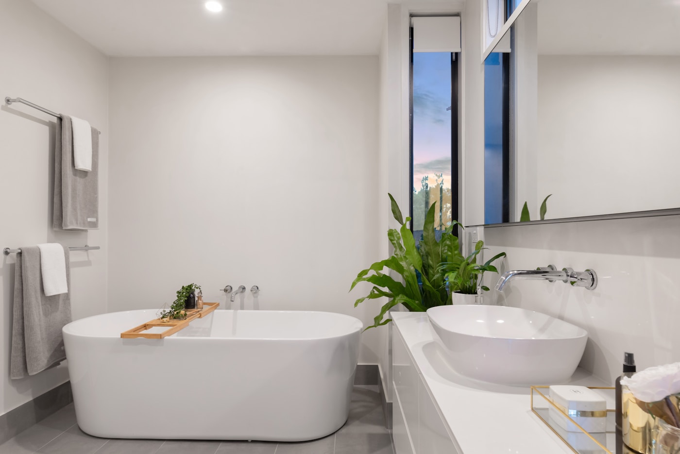 Salle de bains lumineuse avec baignoire et vasque